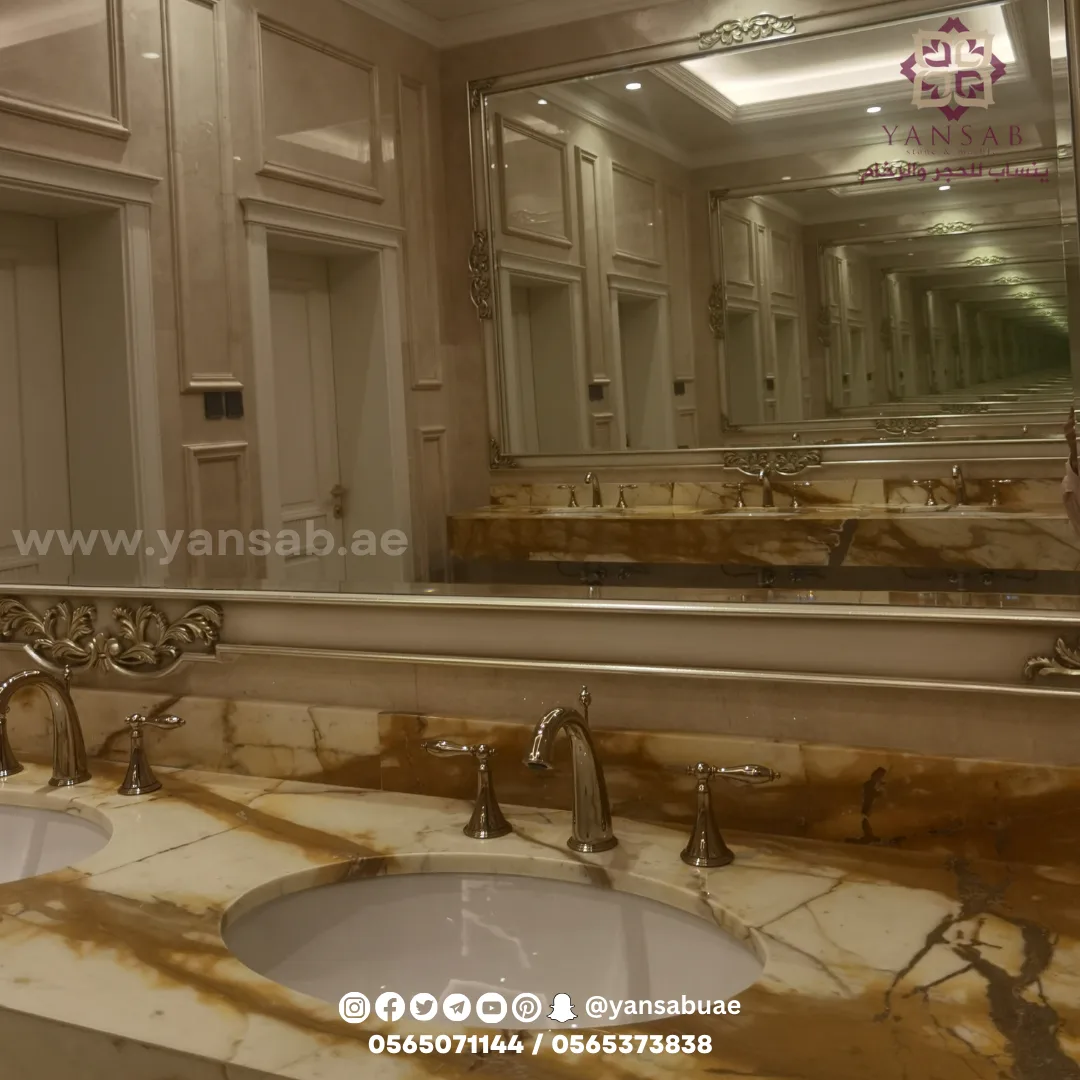 تصميم داخلي فاخر لحمام رخامي في فيلا العين
